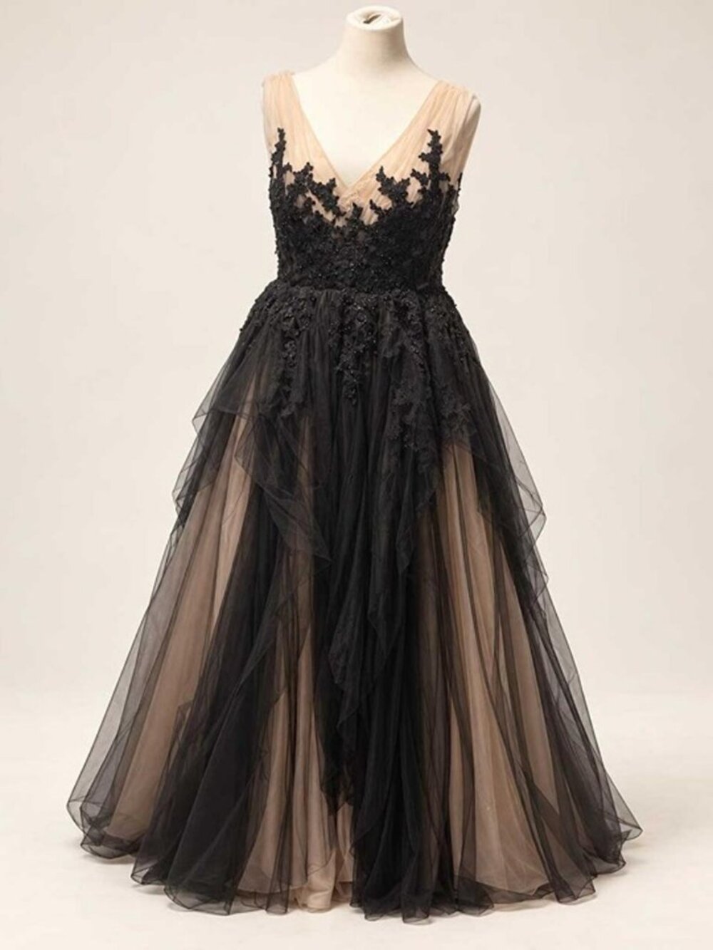 Plus Size 18W Black Gothic Lace Wedding Dress Low V Corset Back
